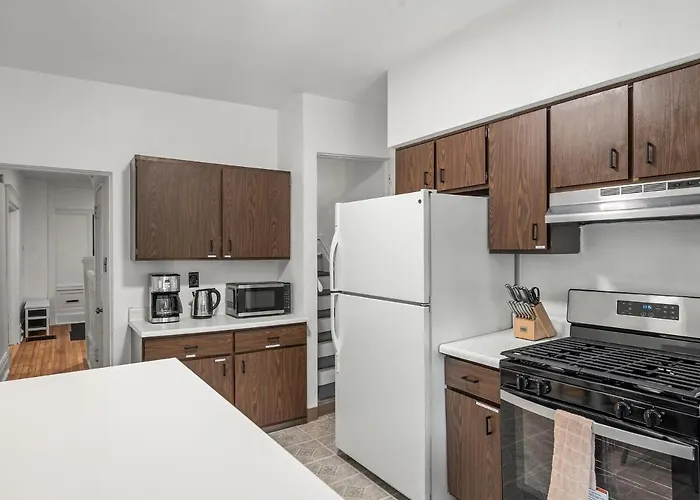 Oakland/University @H Bright And Stylish Private Bedroom With Shared Bathroom