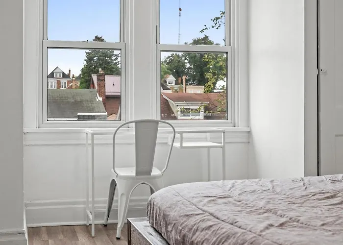 Oakland/University @H Bright And Stylish Private Bedroom With Shared Bathroom